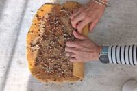 zawijanie ciasta marchewkowego z orzechami