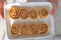 marchewkowe ślimaczki z orzechami pekan ułożone w formie do pieczenia