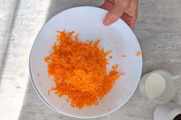 marchewka tarta na drobnych oczkach tartki