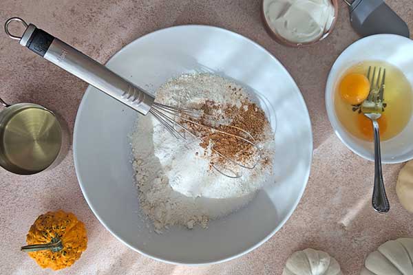 mieszanie suchych składników na muffinki