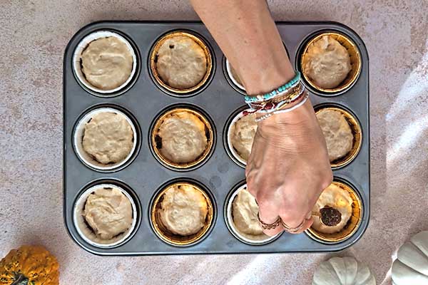 wykładanie masy cynamonowej na wierzch muffinek