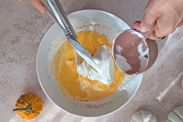 dodawanie mokrych składników do ciasta na muffinki cynamonki
