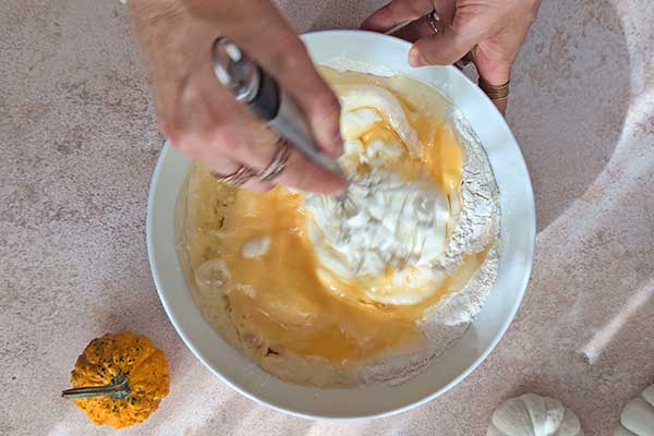 mieszanie ciasta na muffinki cynamonki