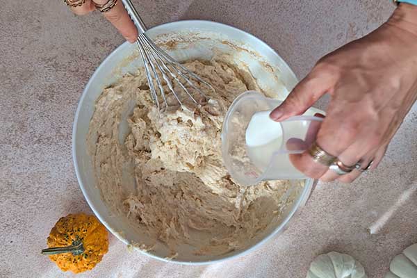 dodawanie mleka do ciasta na muffinki