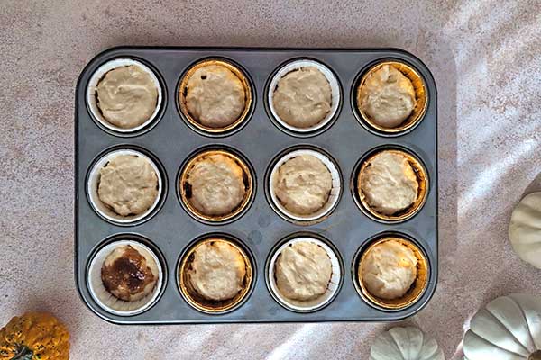wykładanie drugiej części ciasta na muffinki do papilotek