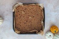 spodni blat ciasta dyniowego ułożony w formie do pieczenia