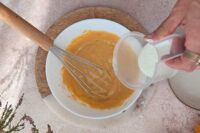 dodawanie kefiru do ciasta na omlet dyniowy