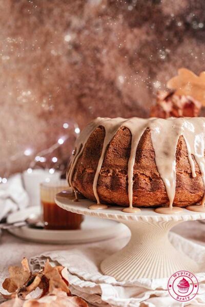 miękka maślana ucierana babka z cynamonową masą i lukrem z syropem klonowym puszysta cynamonka z lukrem przepis krok po kroku