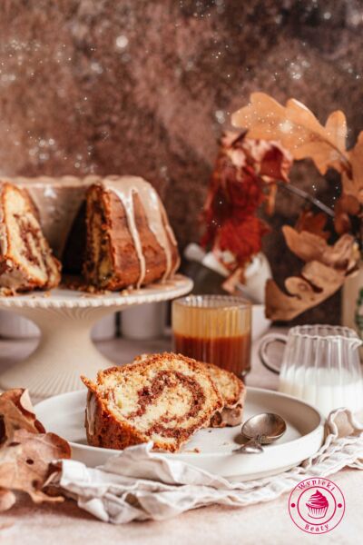 puszysta i miękka babka z cynamonym twistem i lukrem z syropem klonowym cinnamon swirl pound cake
