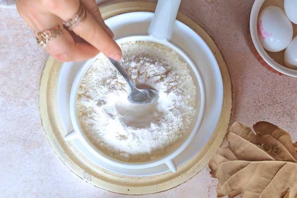 Maślana babka cynamonka przesiewanie mąki przez sito