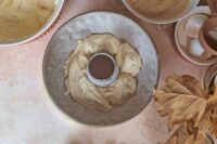 nakładanie waniliowego ciasta do formy