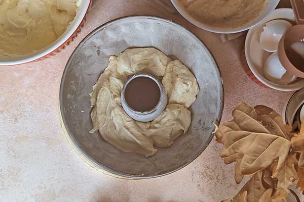 Maślana babka cynamonka nakładanie waniliowego ciasta do formy