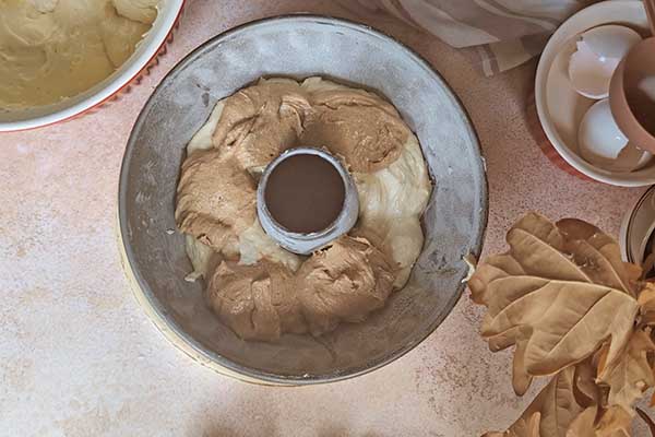 Maślana babka cynamonka nakładanie cynamonowego ciasta do formy do pieczenia