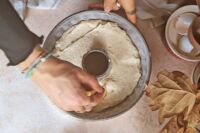 mieszanie warstw ciasta w formie do pieczenia