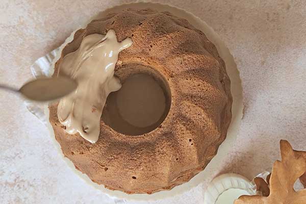 Maślana babka cynamonka smarowanie babki cynamonki lukrem