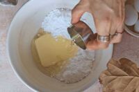 dodawanie oleju do składników na ciasto na babkę