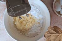 miksowanie masła z cukrem na babkę cynamonkę