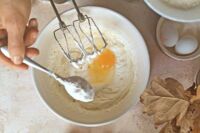 dodawanie jajek do ciasta na babkę