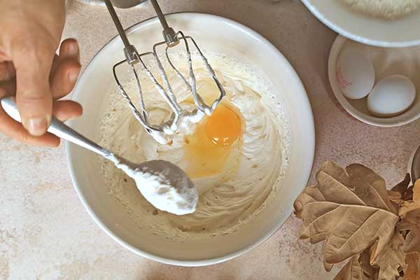 Maślana babka cynamonka dodawanie jajek do ciasta na babkę