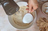 dodawanie mleka do ciasta na babkę