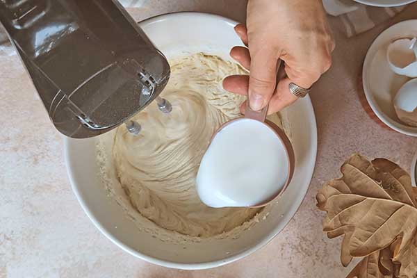 Maślana babka cynamonka dodawanie mleka do ciasta na babkę
