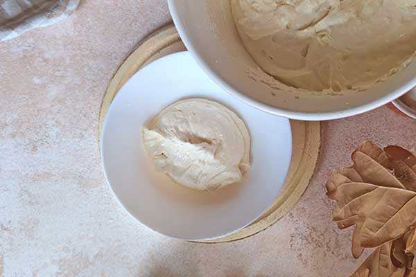 Maślana babka cynamonka odkładanie części ciasta do przygotowania masy cynamonowej