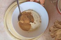 przygotowanie ciasta cynamonowego do babki