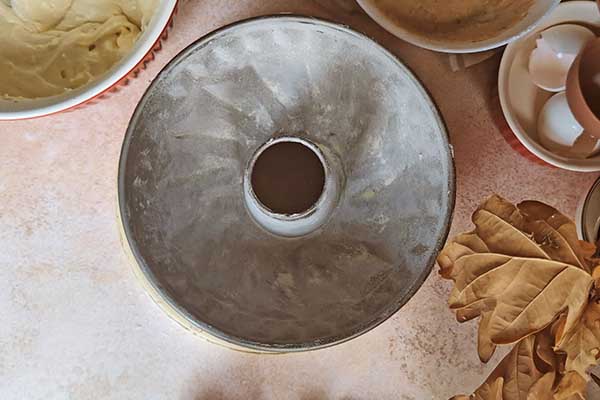 Maślana babka cynamonka forma przygotowana do pieczenia babki