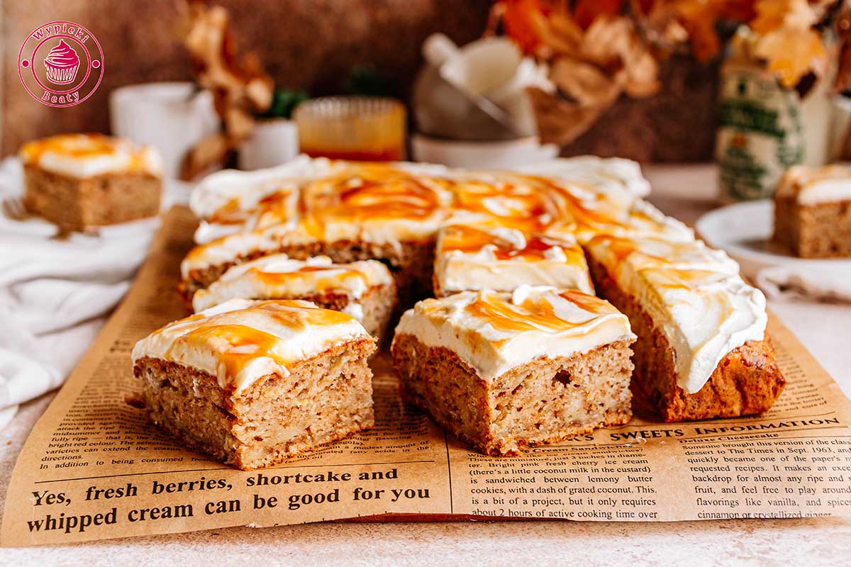 szybkie i łatwe ciasto z tartymi jabłkami, twarożkiem i karmelem