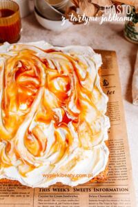 Migdałowe ciasto z jabłkami przepis krok po kroku na łatwe ciasto z tartymi jabłkami i sosem karmelowym