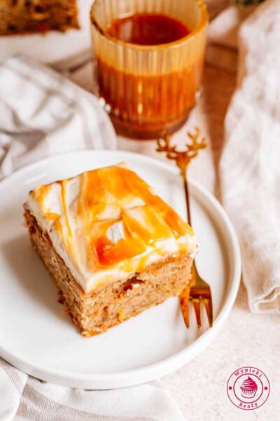 łatwe ciasto z jabłkami i sosem karmelowym podane z twarożkiem