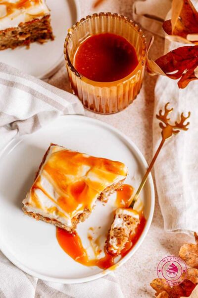 jesienne ciasto z jabłkami, twarożkiem i sosem karmelowym szybki przepis