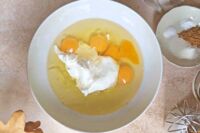 mokre składniki na ciasto z jabłkami