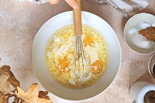 mieszanie mokrych składników na ciasto z jabłkami