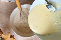 dodawanie mokrych składników do ciasta