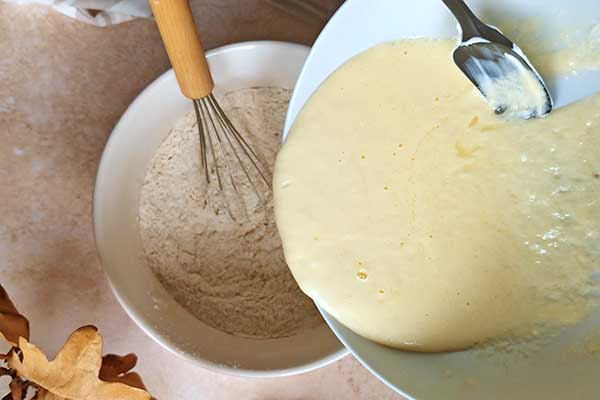 dodawanie mokrych składników do ciasta