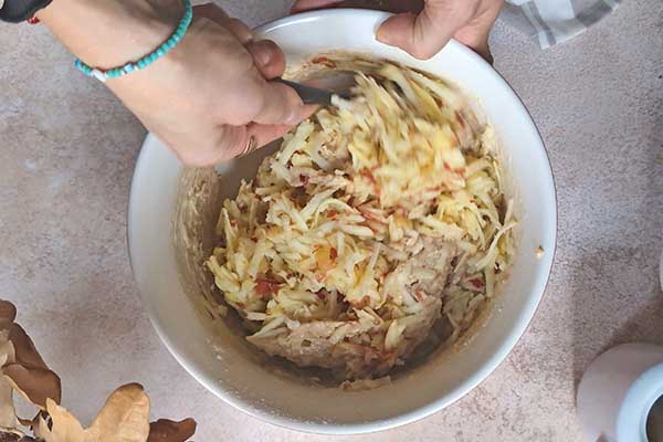 mieszanie ciasta z tartymi jabłkami