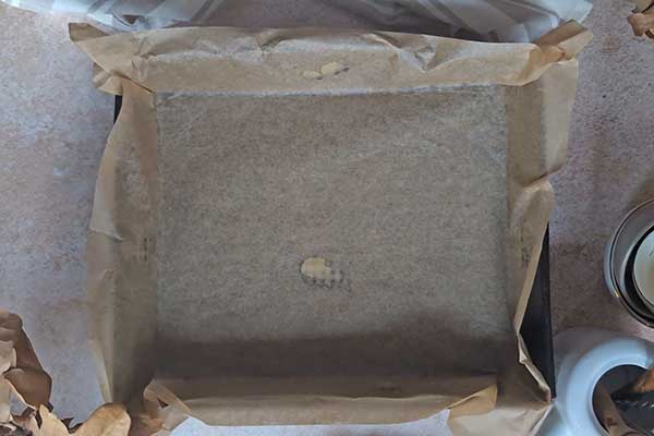 przygotowana forma do pieczenia ciasta