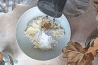 miksowanie twarożku z cukrem pudrem na dekorację ciasta