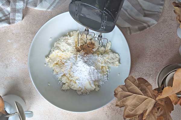 miksowanie twarożku z cukrem pudrem na dekorację ciasta