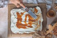 smarowanie wierzchu ciasta sosem karmelowym