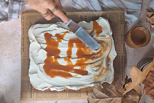 smarowanie wierzchu ciasta sosem karmelowym