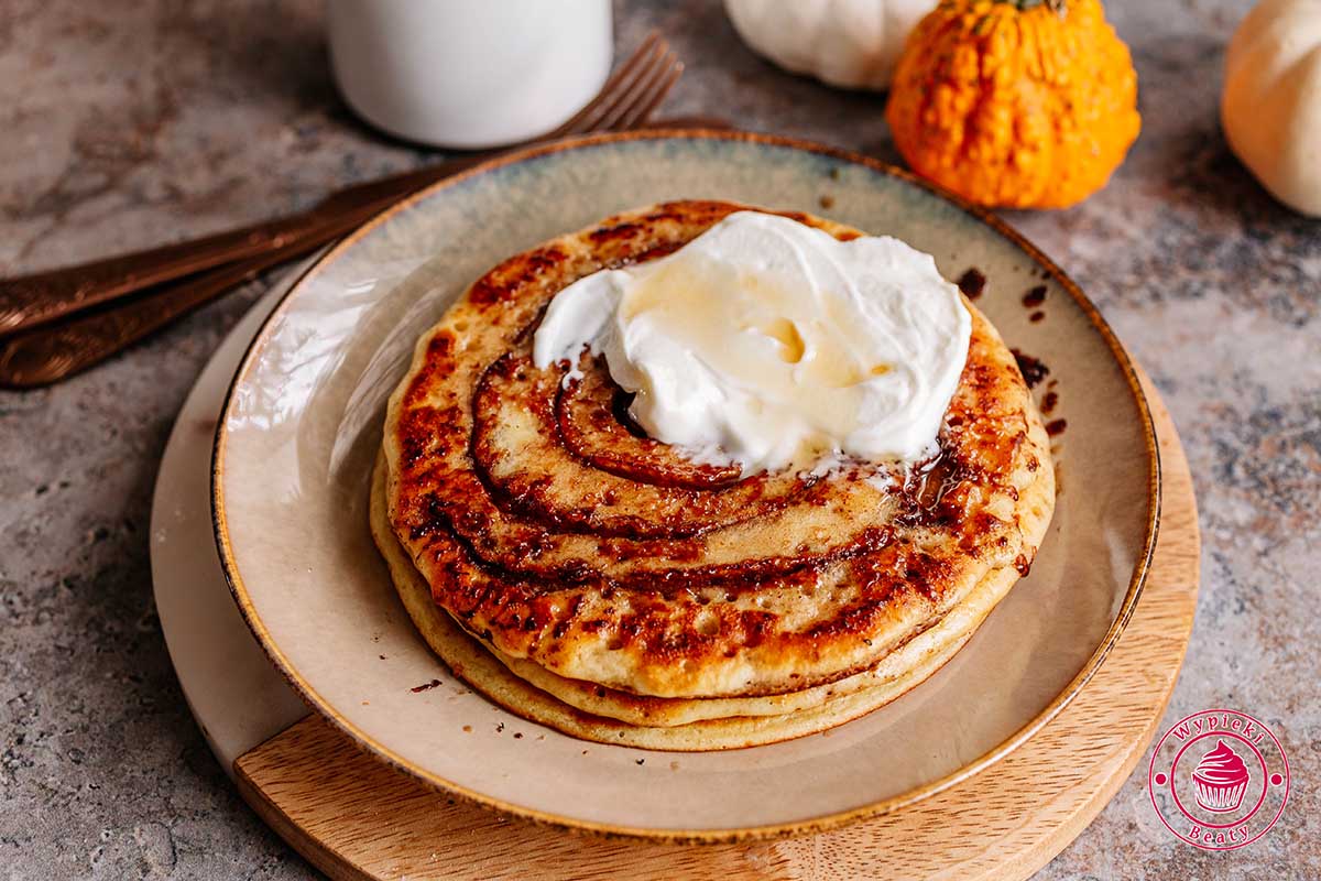 cynamonowe pancakes z masą cynamonową