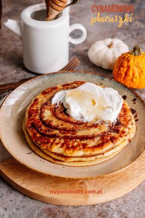 Cynamonowe pancakes placuszki cynamonowe z masą cynamonową