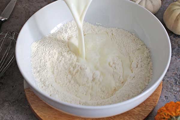 dodawanie mleka do ciasta na placuszki cynamonowe