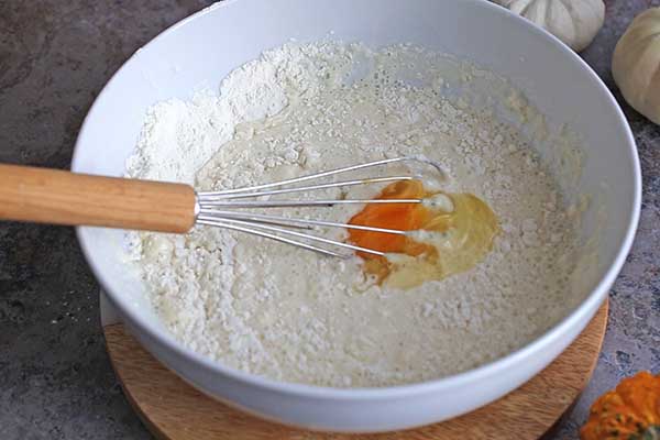 dodawanie jajka do ciasta na placuszki