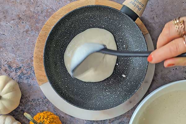 wylewanie ciasta na placuszki na patelnię