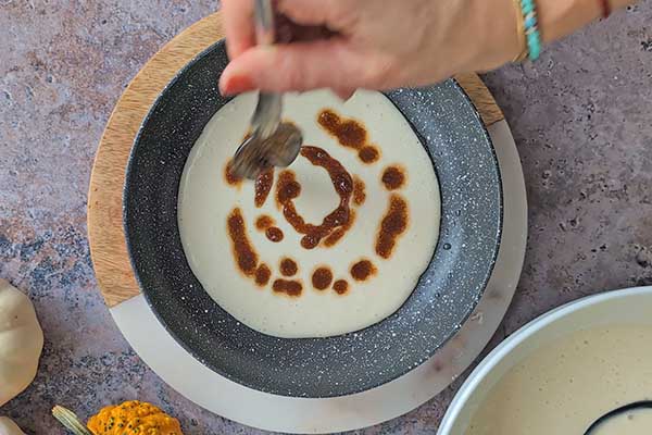 nakładanie masy cynamonowej na placuszka