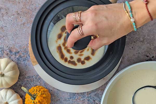 przykrywanie patelni pokrywką