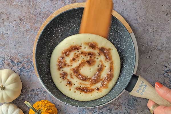 przekładanie placka na drugą stronę